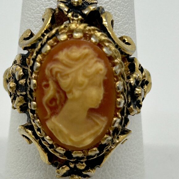 Vintage Cameo Ring Resin with18KT Gold Electroplate Intricate Floral Size 7 - Picture 1 of 14